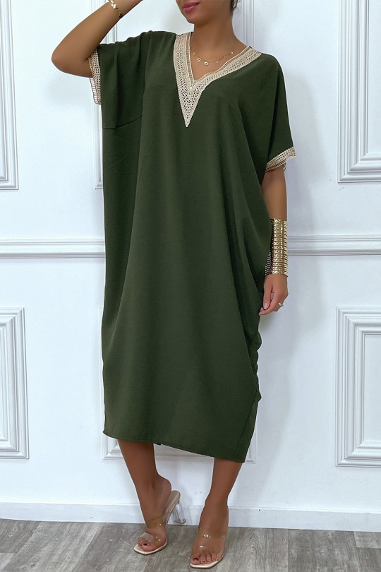 Longue robe tunique ample en kaki avec dentelle au col et aux manches - 2