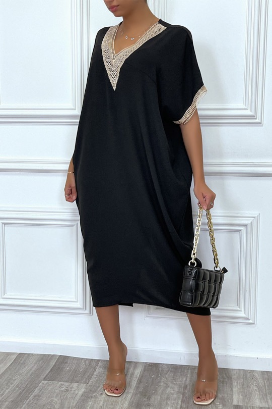 Longue robe tunique ample en noir avec dentelle au col et aux manches - 3