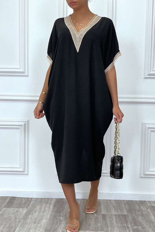 Longue robe tunique ample en noir avec dentelle au col et aux manches - 5