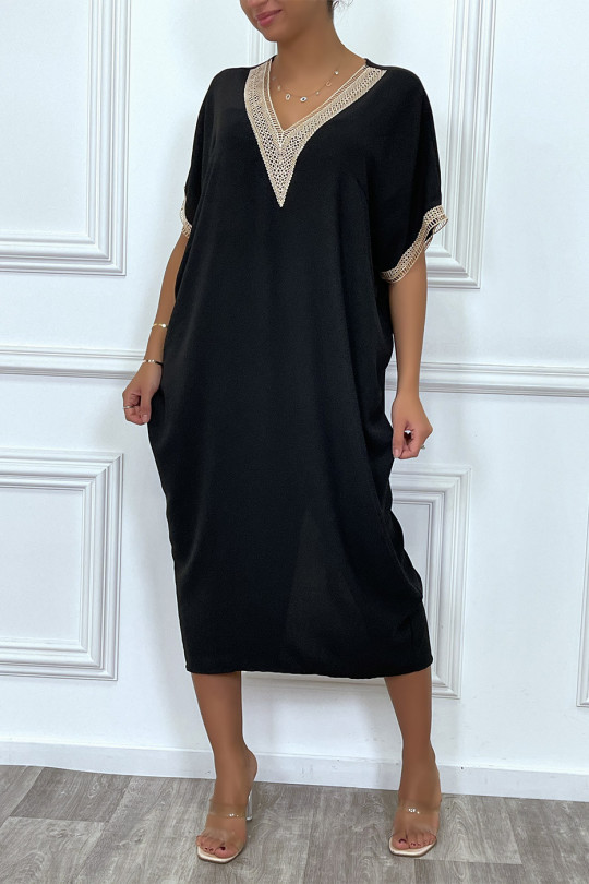 Longue robe tunique ample en noir avec dentelle au col et aux manches - 6