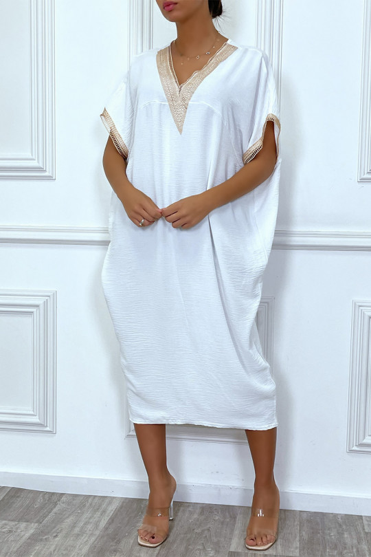 Longue robe tunique ample blanche avec dentelle au col et aux manches - 1