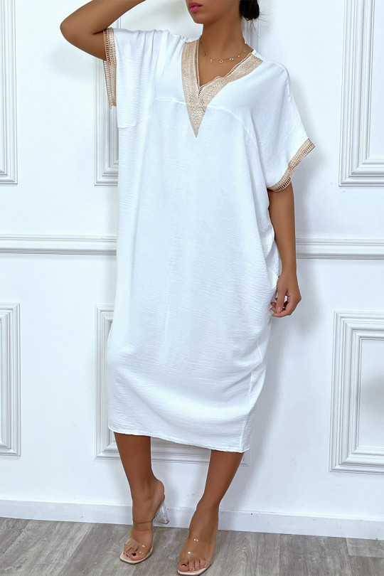 Longue robe tunique ample blanche avec dentelle au col et aux manches - 2