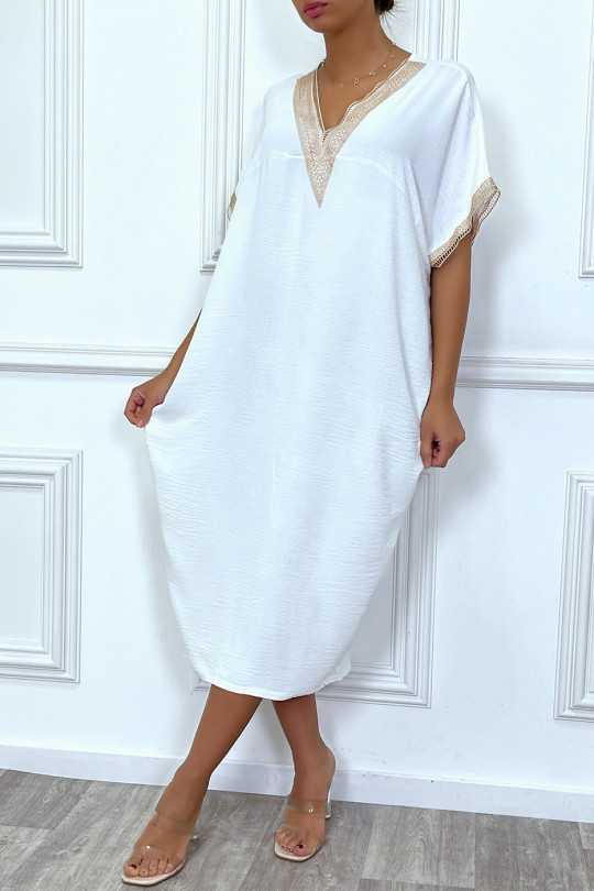 Longue robe tunique ample blanche avec dentelle au col et aux manches - 3