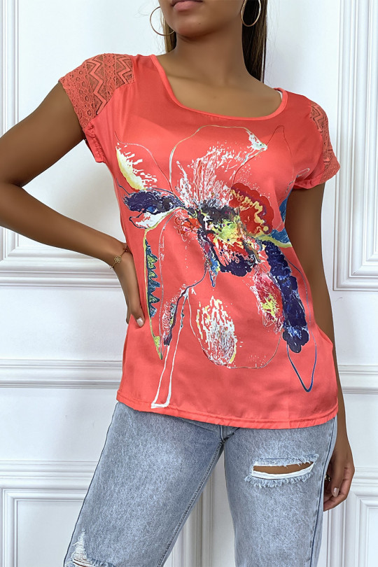 Vloeiend koraal t-shirt, satijn materiaal aan de voorkant, met kleuren bloemenprint - 5100 - 1