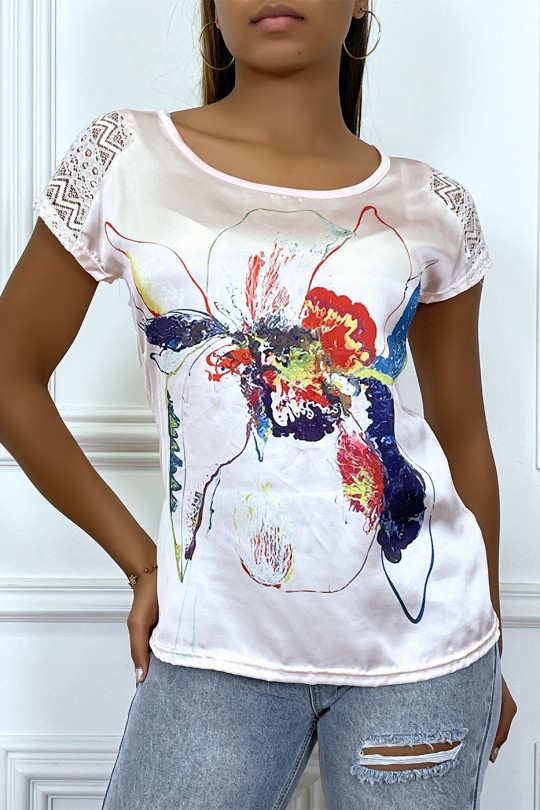Vloeiend roze t-shirt, satijn materiaal aan de voorkant, met kleuren bloemenprint - 5100 - 1