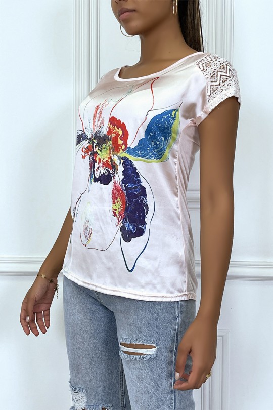 Vloeiend roze t-shirt, satijn materiaal aan de voorkant, met kleuren bloemenprint - 5100 - 2