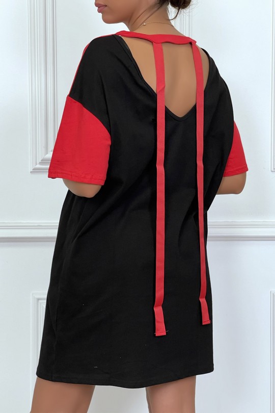 Robe t-shirt rouge et noir avec photo/inscription, dos ouvert - 1