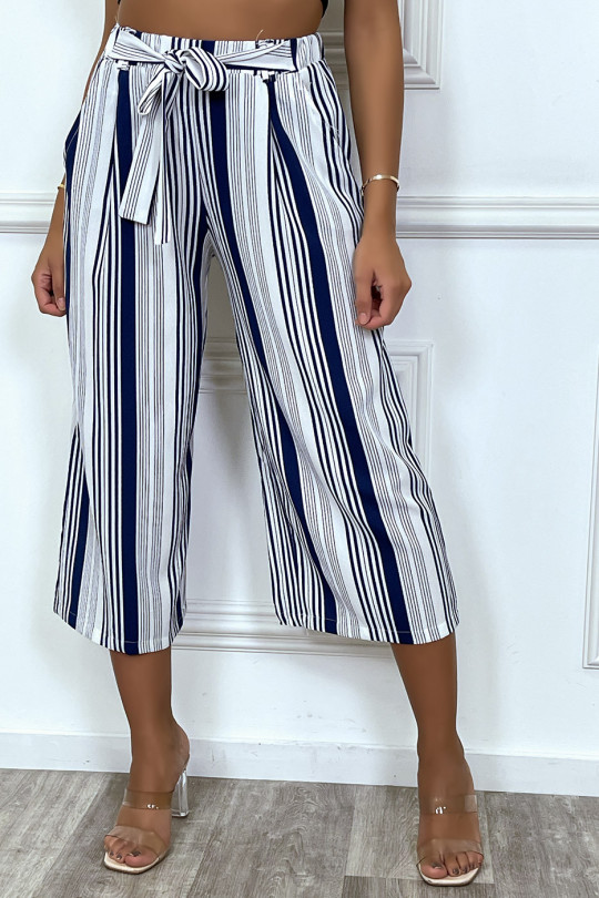 Short white palazzo pants with navy stripes, belted - 3
