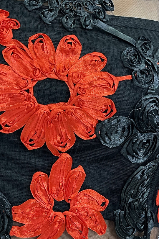Haut en tulle noir/rouge transparent avec des fleurs brodées - 2