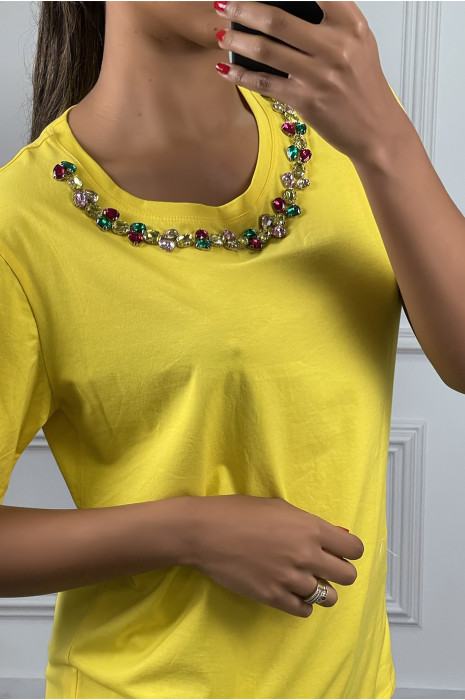 T-shirt jaune basic à col en strass - 1