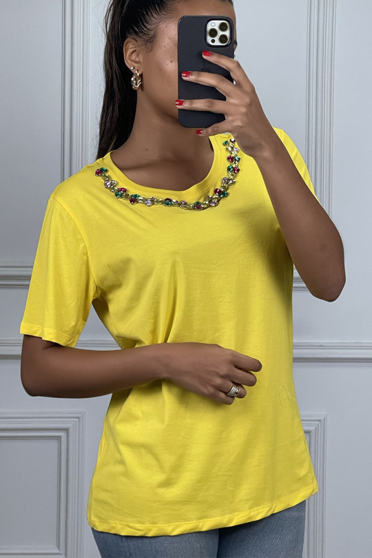 T-shirt jaune basic à col en strass - 2
