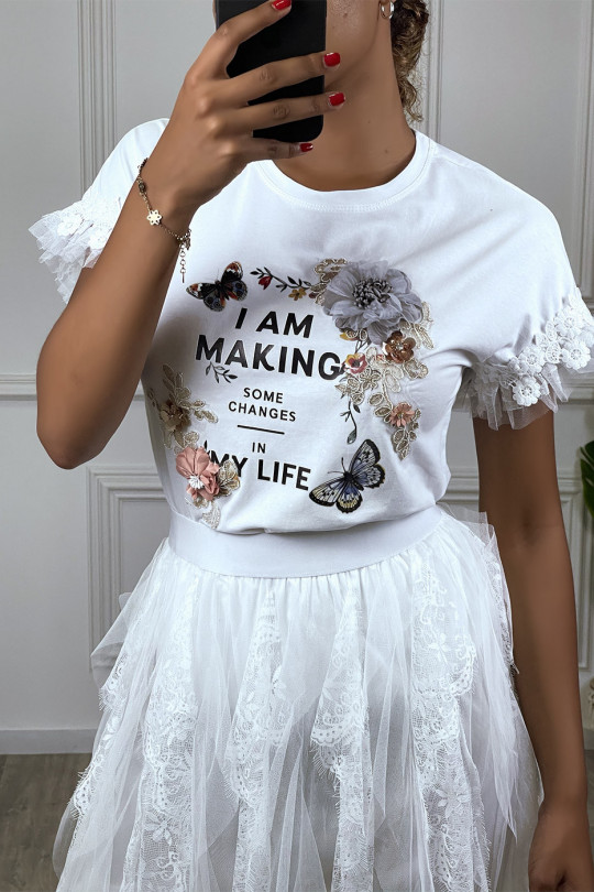 T-shirt blanc manches courtes avec dentelle à col rond avec écritures, dessins et fleurs à relief - 4