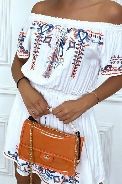 Robe blanche à col bateau avec détails brodés et pompons, manches courtes - 1