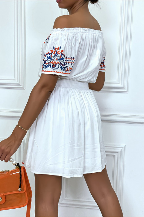 Robe blanche à col bateau avec détails brodés et pompons, manches courtes - 2