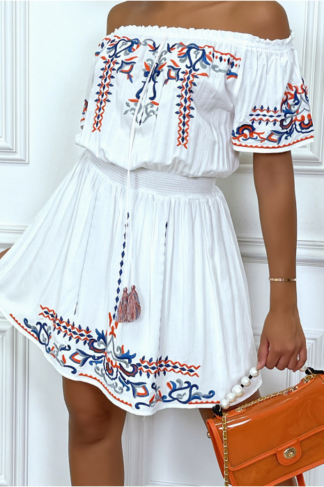 Robe blanche à col bateau avec détails brodés et pompons, manches courtes - 4