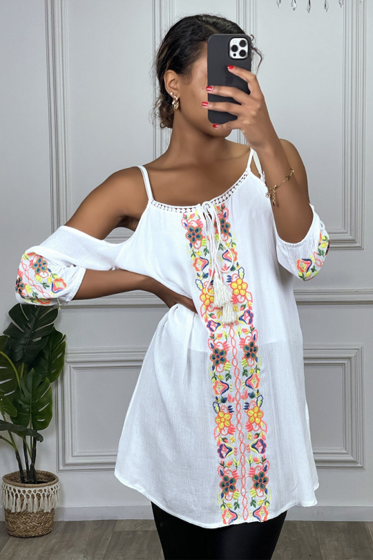 Witte blouse in bohemienstijl met verlaagde schouders en kleurrijke patronen - 1