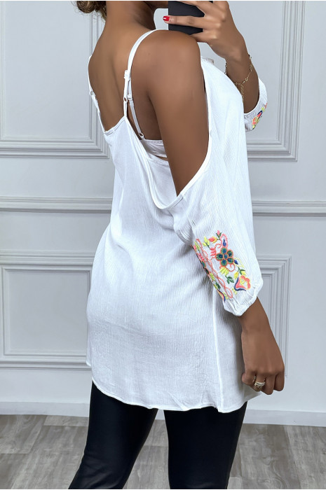 Blouse blanc style bohème à épaules tombantes et motifs colorés - 3