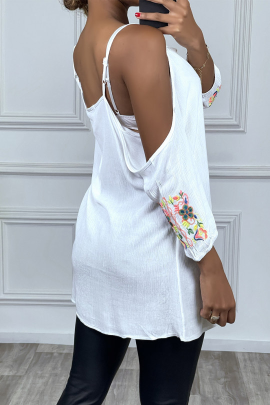 Witte blouse in bohemienstijl met verlaagde schouders en kleurrijke patronen - 3