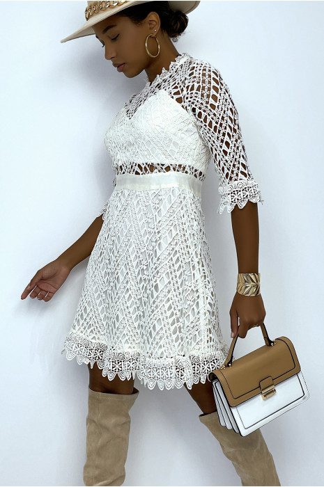 Robe courte ajourée blanche style bohème et manches 3/4 - 3