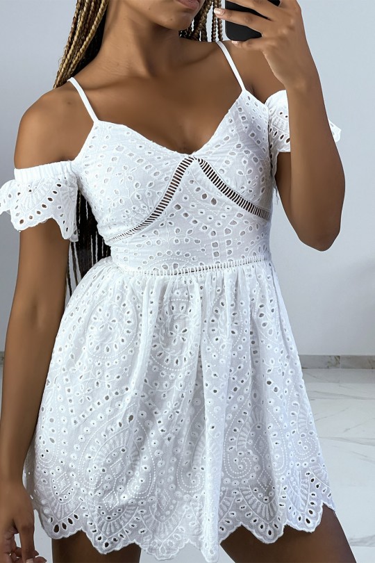 Kleine witte opengewerkte jurk met verlaagde mouwen - 3