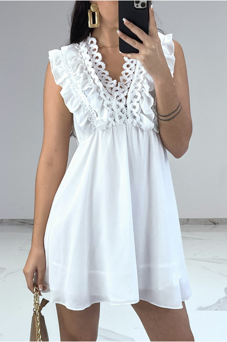 Petite robe blanche fluide avec détails volants et broderie sur le haut - 1