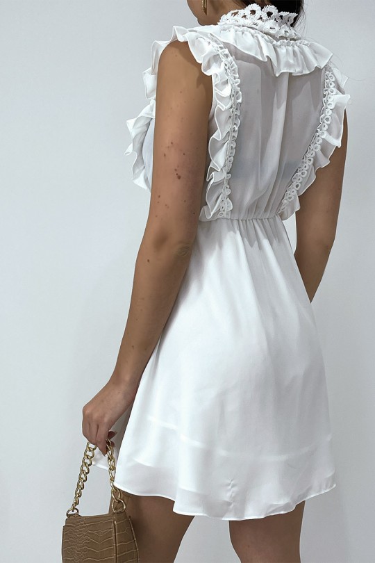 Petite robe blanche fluide avec détails volants et broderie sur le haut - 3