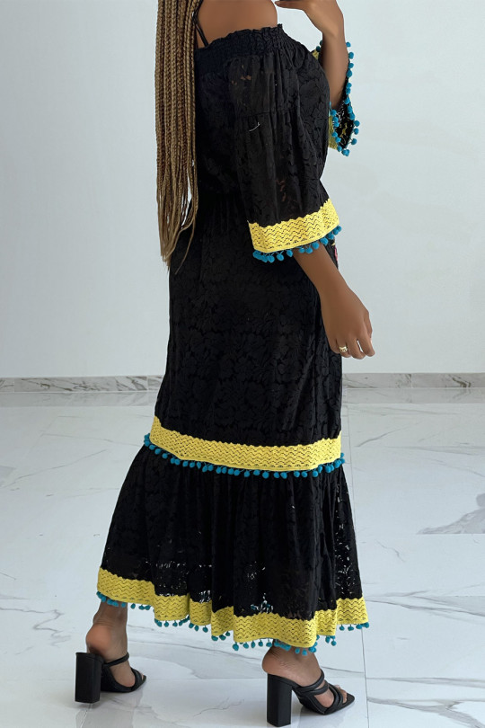 Boheemse stijlvolle zwarte jurk met kleurrijke borduursels en kant - 4