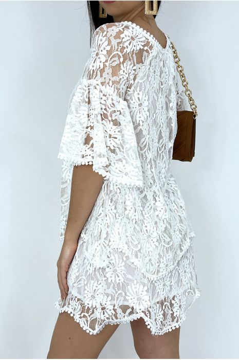 Robe d' été blanche en dentelle et à volants - 1