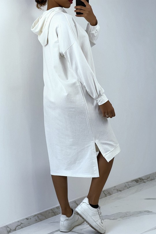 Longue robe sweat over size en blanc avec capuche - 3