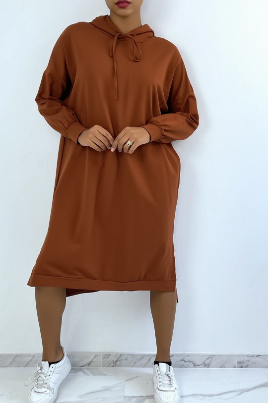 Longue robe sweat over size en cognac avec capuche - 5