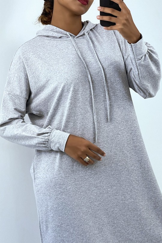 Longue robe sweat over size en gris avec capuche - 4