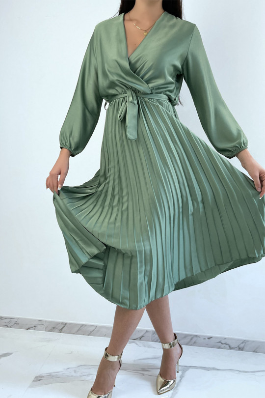 Longue robe vert d'eau satiné croisé au buste et plissé en bas - 1