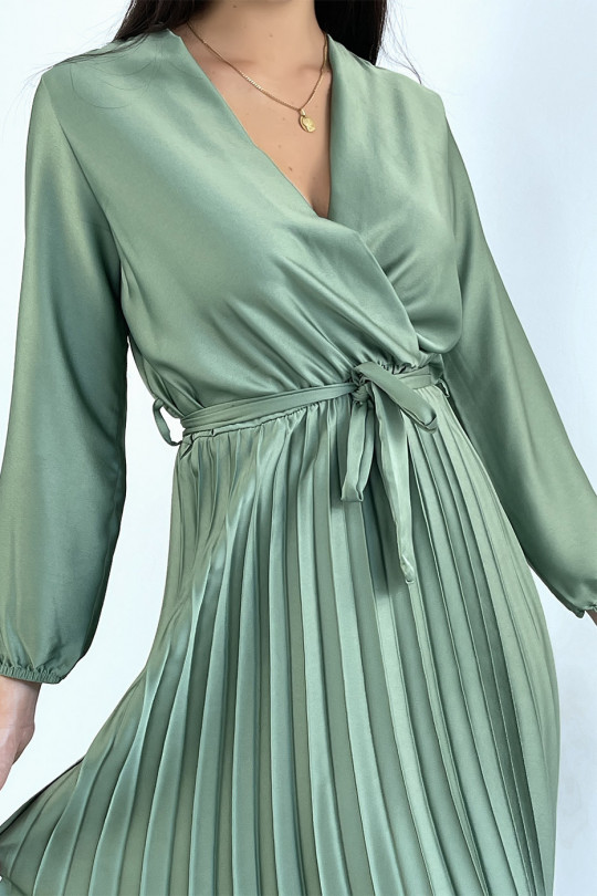 Longue robe vert d'eau satiné croisé au buste et plissé en bas - 4