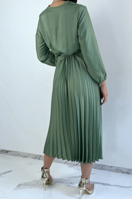 Longue robe vert d'eau satiné croisé au buste et plissé en bas - 5