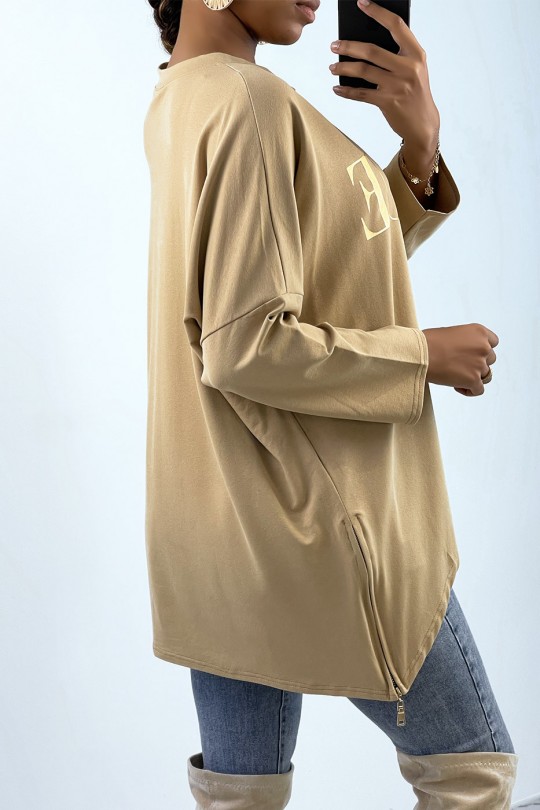 Asymmetric camel sweatshirt with fashion writing - 4