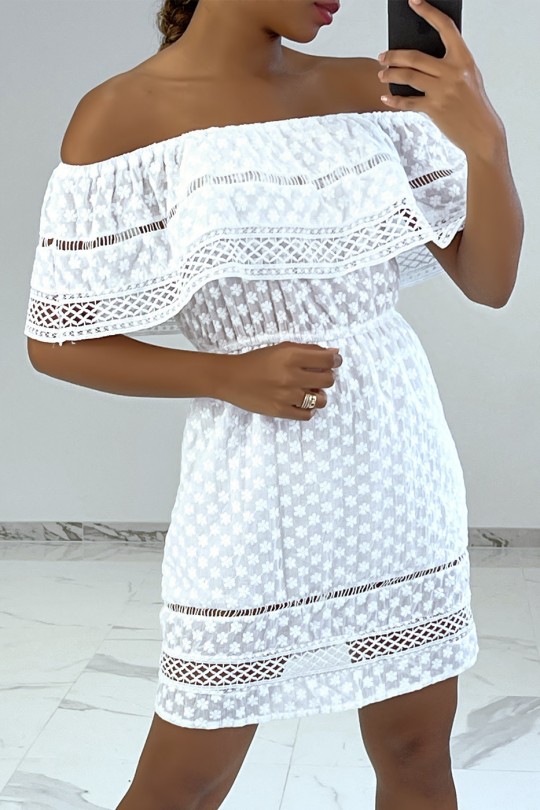 Kleine witte jurk met bardot kraag en ruche met borduursels en opengewerkte details - 1