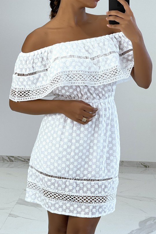 Kleine witte jurk met bardot kraag en ruche met borduursels en opengewerkte details - 2