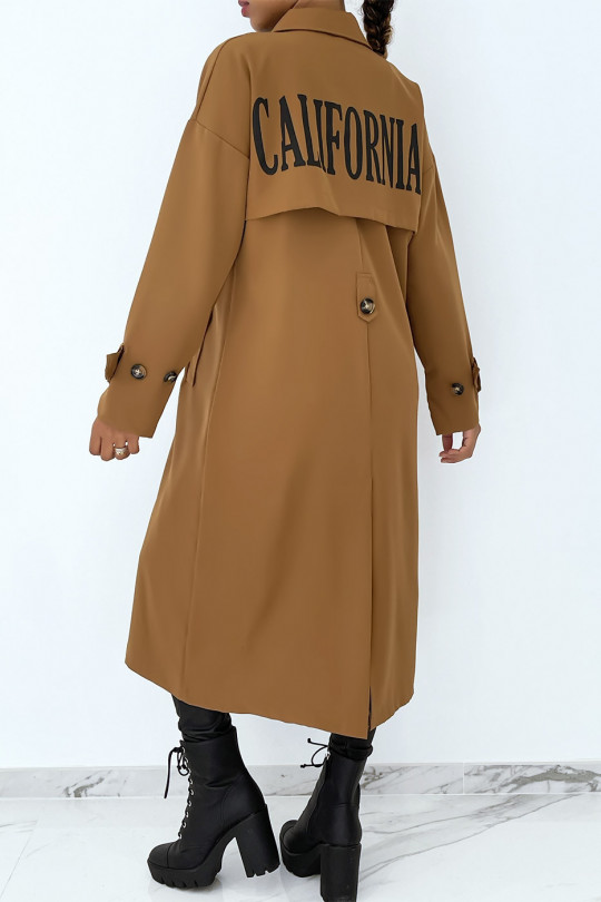 Long super trendy camel trench coat with “California” inscription - 1