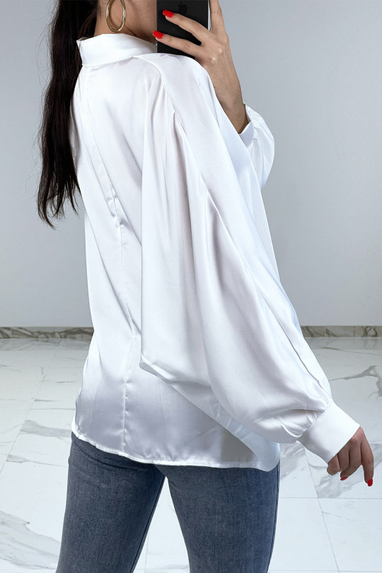 Chemise blanche satinée oversize avec manches chauve-souris - 5