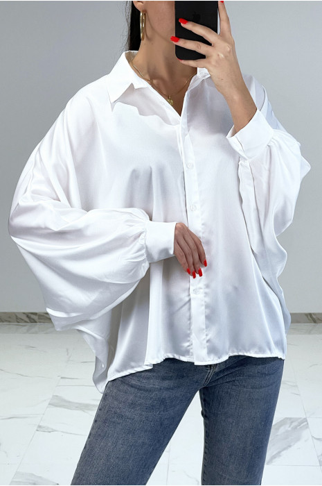 Chemise blanche satinée oversize avec manches chauve-souris - 2