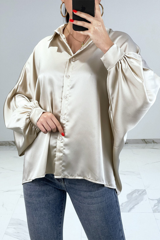 Chemise beige satinée oversize avec manches chauve-souris - 2