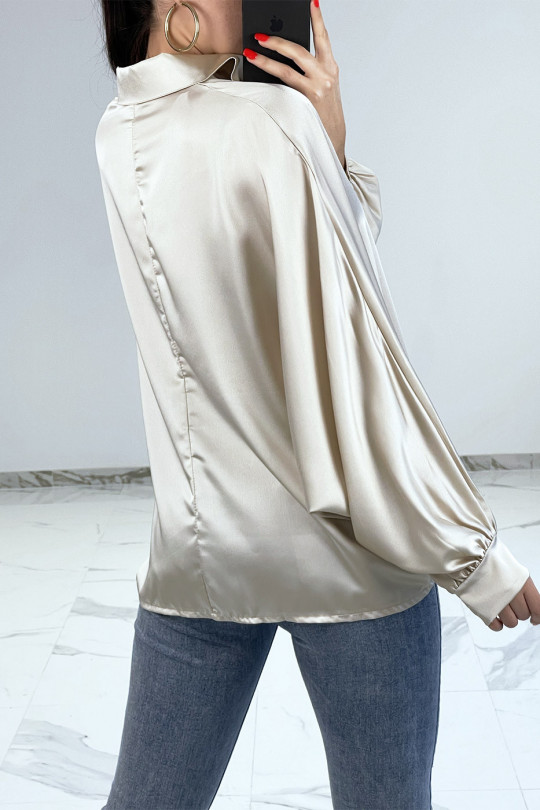Chemise beige satinée oversize avec manches chauve-souris - 5