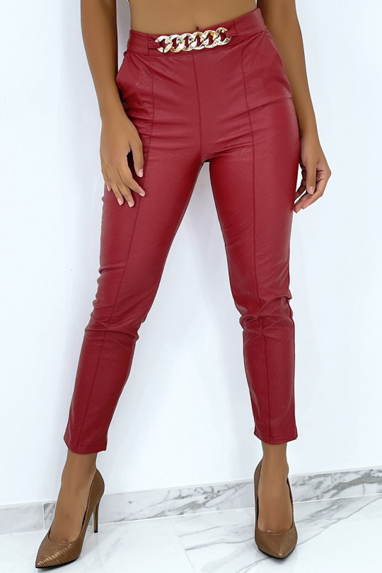 Pantalon à pinces en simili cuir rouge et détail chaine doré