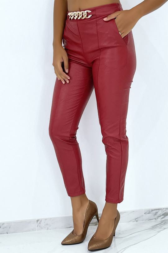 Pantalon à pinces en simili cuir rouge et détail chaine doré