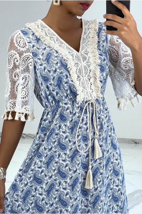 Longue robe bleue avec dentelle et motif - 2