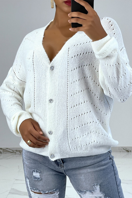 Gilet blanc composé de laine avec boutons en strass. Vêtement mode femme