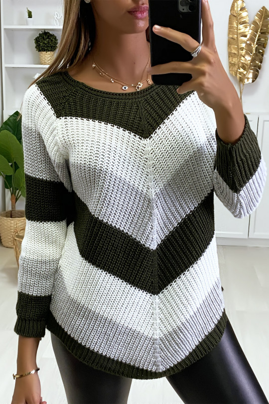 Pull en laine Noir tricolore à maille torsadée et coupe asymétrique. Pull en laine Noir tricolore à maille torsadée et coupe asymétrique.