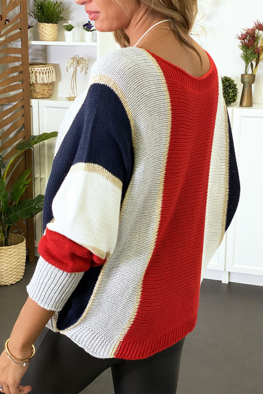 Veelkleurige trui met overwegend rood gevlochten breisel met vergulding en vleermuismouwen. - 3