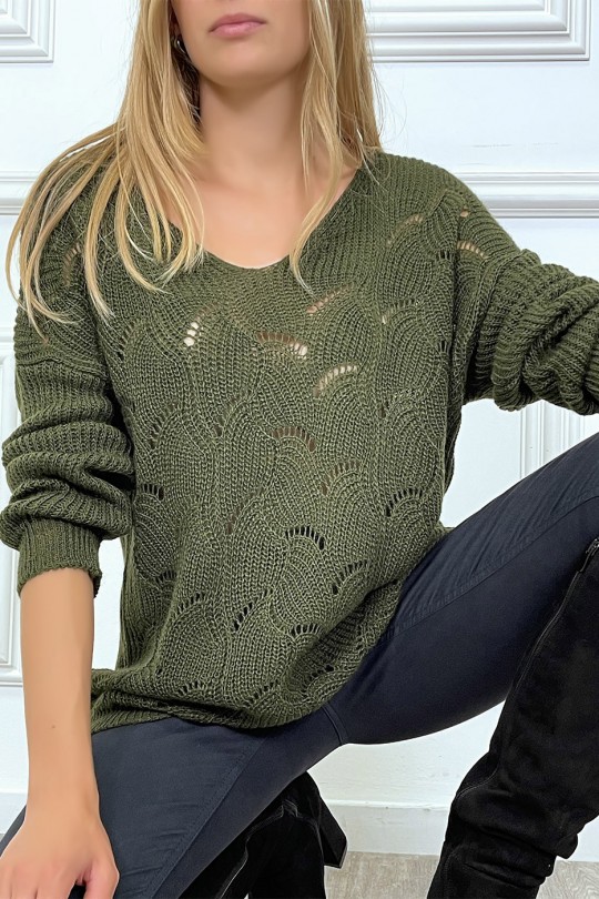 Pull kaki col V tombant tressé en forme de feuilles - 2 Pull kaki col V tombant tressé en forme de feuilles - 2