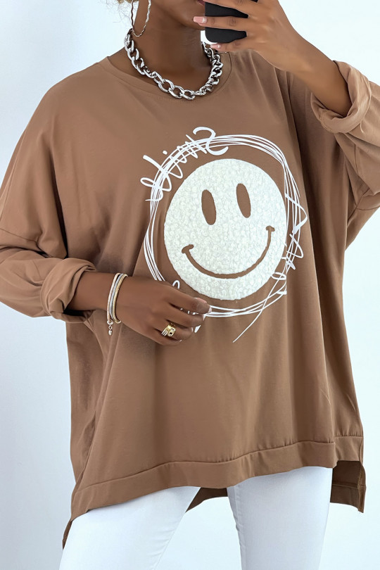 Oversize camel sweatshirt met glimlachpatroon en opschrift. Damessweatshirt - 1